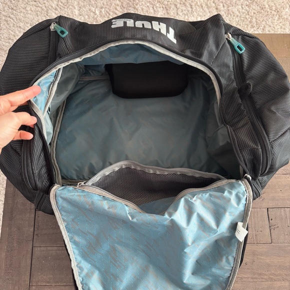 Thule Crossover 70L Travel Duffel – Black – Large Luggage - Picture 4 of 8